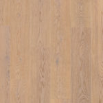 Макроснимок образца Tarkett Step Oak Baron Sand New детально передает выразительный древесный узор и нежный песочно-бежевый оттенок волокон дуба.