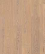 Макроснимок образца Tarkett Step Oak Baron Sand New детально передает выразительный древесный узор и нежный песочно-бежевый оттенок волокон дуба.
