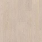 Детализированный образец Tarkett Step Oak Camelia крупным планом демонстрирует мягкие древесные волокна однополосного дуба в кремово-белом цвете.