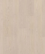 Детализированный образец Tarkett Step Oak Camelia крупным планом демонстрирует мягкие древесные волокна однополосного дуба в кремово-белом цвете.
