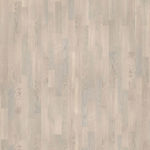 Детализированный снимок плашек Tarkett Samba Oak Crema наглядно передает мягкую текстуру трехполосного дуба в нежной серо-бежевой гамме.