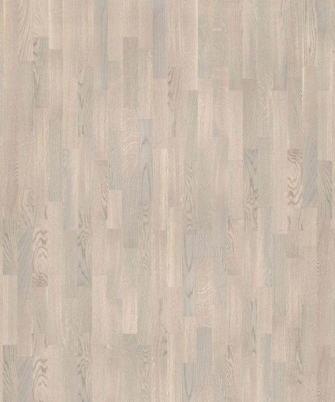 Детализированный снимок плашек Tarkett Samba Oak Crema наглядно передает мягкую текстуру трехполосного дуба в нежной серо-бежевой гамме.