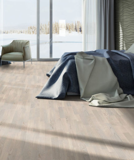 Трехполосная паркетная доска Tarkett Samba Oak Crema в изысканном серо-кремовом дизайне органично дополняет светлую зону отдыха в спальне.