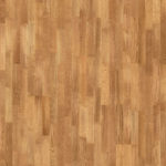 Крупный план паркетной доски Tarkett Samba Oak Primitivo демонстрирует классическую трехполосную структуру дуба в теплом медовом цвете.