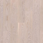 Макрофотография паркетной доски Tarkett Step Oak Royal Azure подробно передает фактуру однополосного дуба в нежном серо-розовом оттенке.
