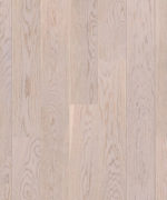Макрофотография паркетной доски Tarkett Step Oak Royal Azure подробно передает фактуру однополосного дуба в нежном серо-розовом оттенке.
