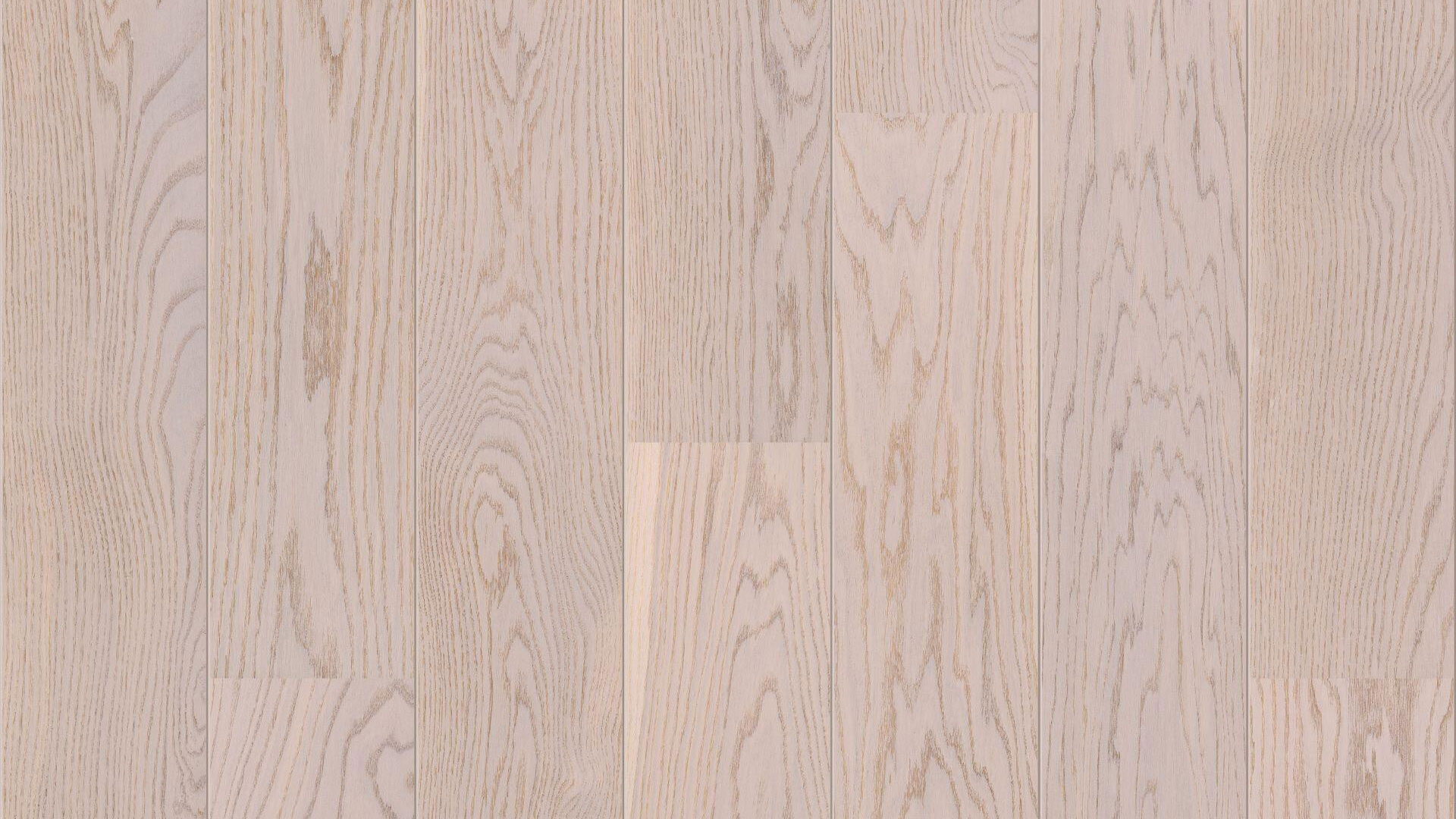 Макроснимок однополосного паркета Tarkett Step Oak Royal Azure детально раскрывает рельефный рисунок волокон дуба в мягкой серо-розовой гамме.