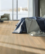 Паркетная доска Tarkett Tango Classic Oak Almond Natur в миндально-бежевом тоне формирует теплую атмосферу в спальне с панорамными окнами.
