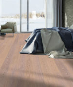 Паркет Tarkett Tango Oak Antique White в состаренном белом цвете придает ощущение свежести уютной спальной комнате с большими окнами.