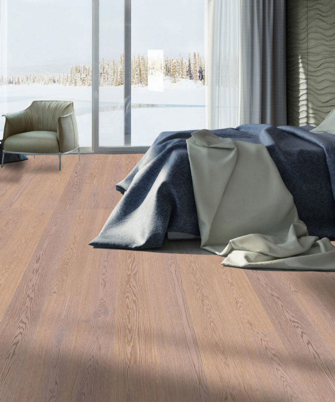 Паркет Tarkett Tango Oak Antique White в состаренном белом цвете придает ощущение свежести уютной спальной комнате с большими окнами.