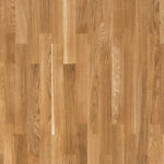 Детализированный образец Tarkett Timber Oak Wave крупным планом передает естественную многополосную структуру дуба в теплом золотистом цвете.