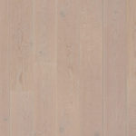 Макроснимок доски Tarkett Tango Oak Modern Grey детально передает изящный древесный рисунок однополосного дуба в утонченном серо-розовом цвете.