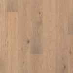 Макроснимок планок Tarkett Tango Oak Iris детально отражает изящные линии волокон и благородную текстуру дуба в натуральном бежевом цвете.