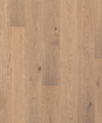 Макроснимок планок Tarkett Tango Oak Iris детально отражает изящные линии волокон и благородную текстуру дуба в натуральном бежевом цвете.