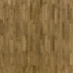 Близкий ракурс покрытия Tarkett Timber Oak Thunder наглядно демонстрирует многополосную структуру дуба в глубоком золотисто-коричневом тоне.