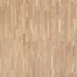 Макроснимок плашек Tarkett Timber Oak Wind наглядно демонстрирует многополосную структуру натурального дуба в светлом песочном оттенке.