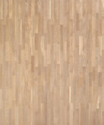 Макроснимок плашек Tarkett Timber Oak Wind наглядно демонстрирует многополосную структуру натурального дуба в светлом песочном оттенке.