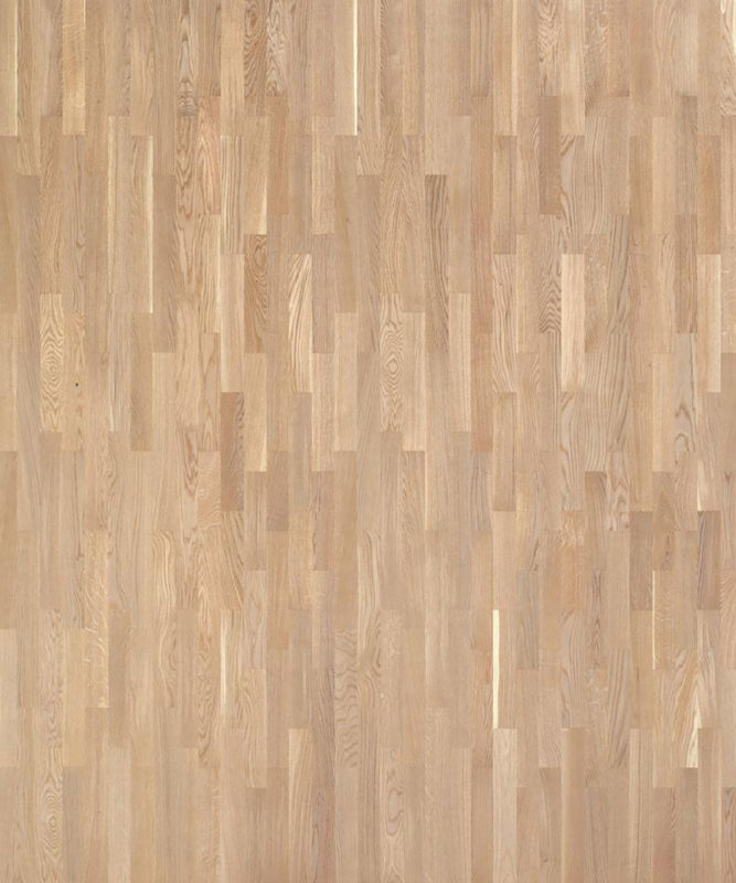 Макроснимок плашек Tarkett Timber Oak Wind наглядно демонстрирует многополосную структуру натурального дуба в светлом песочном оттенке.