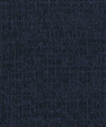 Ковровая плитка Desso AirMaster Sphere 8801 темно-синего цвета с рельефной линейной структурой ворса крупным планом.
