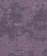 Ковровая плитка Desso Grezzo Vivid 3913 фиолетового цвета с неоднородной петлевой текстурой и меланжевым эффектом крупным планом.