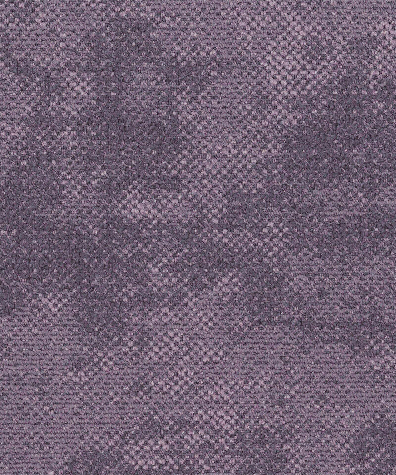 Desso-Grezzo-Vivid-AD05-3913-1 Ковровая плитка Desso Grezzo Vivid 3913 фиолетового цвета с неоднородной петлевой текстурой и меланжевым эффектом крупным планом.