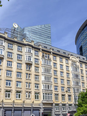 Напольные покрытия Tarkett на объекте DoubleTree by Hilton Brussels City — вид на фасад исторического здания отеля на фоне небоскребов.