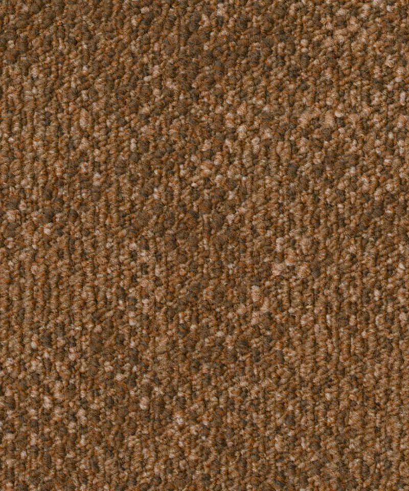 Grezzo-AB64-2067-1 Ковровая плитка Desso Grezzo 2067 коричневого оттенка с неоднородной текстурой структурированного петлевого ворса крупным планом.