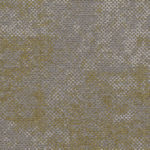 Ковровая плитка Desso Grezzo Bloom 2003 серо-оливкового цвета с неоднородной петлевой текстурой и органическим узором крупным планом.