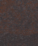 Ковровая плитка Desso Grezzo Bloom 2942 темно-серого цвета с терракотовыми вкраплениями и петлевой текстурой ворса крупным планом.
