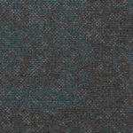 Ковровая плитка Desso Grezzo Bloom 8922 темно-серого цвета с сине-бирюзовыми вкраплениями и неоднородным петлевым ворсом крупным планом.