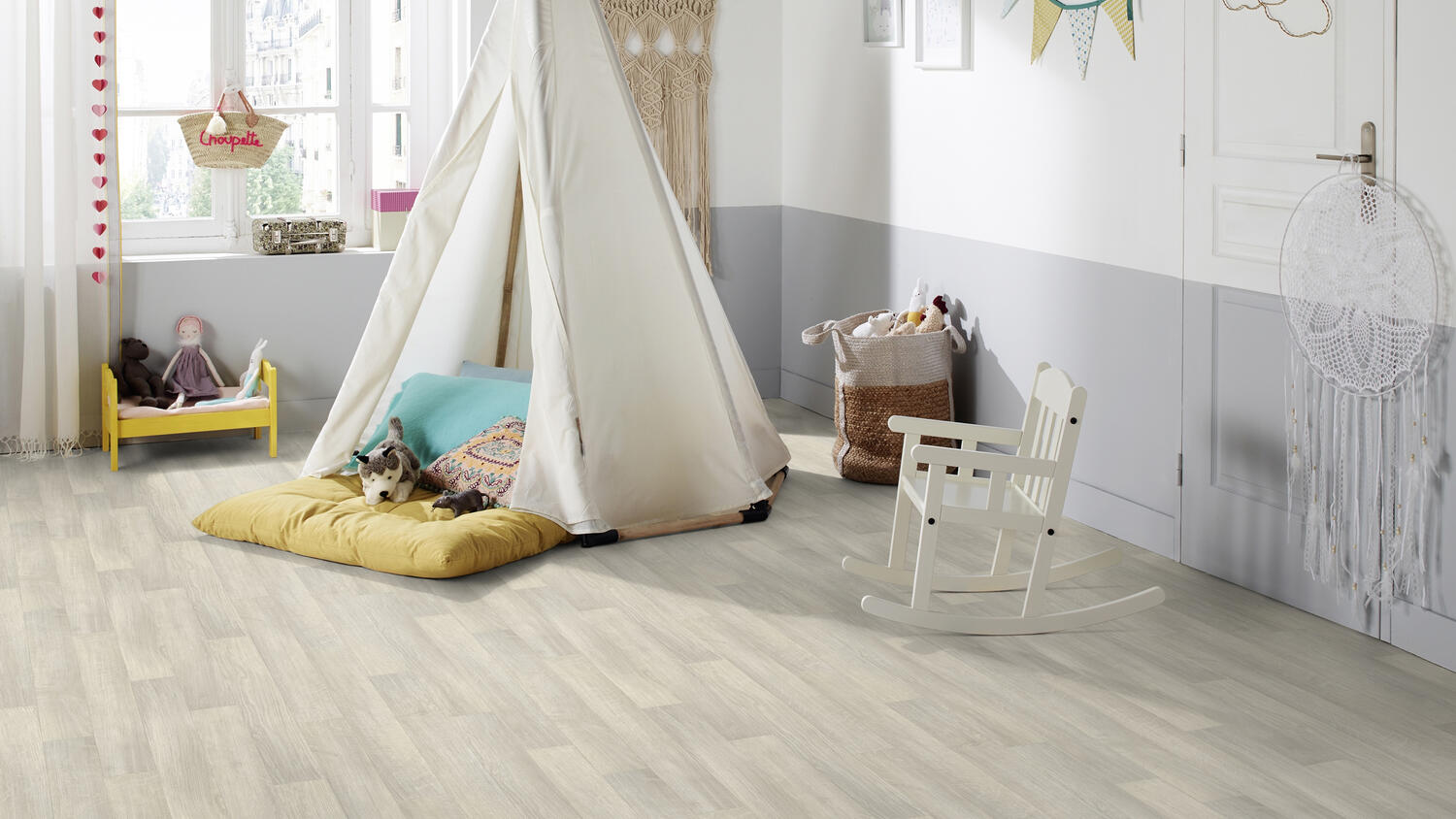 Линолеум Tarkett Acczent 70 Topaz Antik Oak Kaolin светлого бежево-серого цвета в интерьере детской комнаты с вигвамом и креслом-качалкой