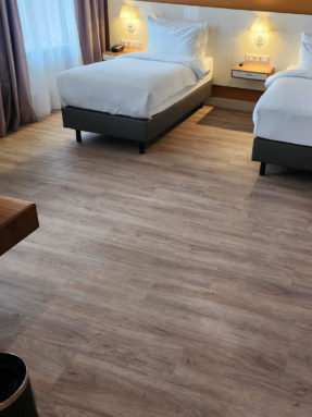 Виниловая плитка Tarkett iD Inspiration с текстурой под дерево в двухместном номере отеля Mercure Riga Centre Hotel