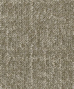 Текстура ковровой плитки Desso Metallic Shades 2913 крупным планом с плотным петлевым ворсом в светлых серо-бежевых оттенках.