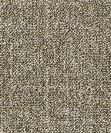 Текстура ковровой плитки Desso Metallic Shades 2913 крупным планом с плотным петлевым ворсом в светлых серо-бежевых оттенках.