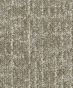 Текстура ковровой плитки Desso Metallic Shades 2915 крупным планом со светлым петлевым ворсом и выраженными вертикальными полосами.