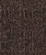 Текстура ковровой плитки Desso Metallic Shades 2942 крупным планом с плотным петлевым ворсом в насыщенных темно-коричневых тонах.