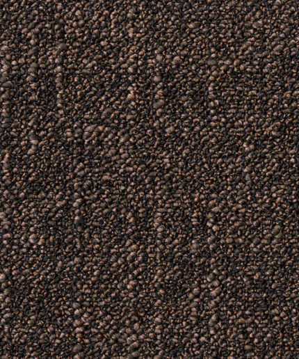 Текстура ковровой плитки Desso Metallic Shades 2942 крупным планом с плотным петлевым ворсом в насыщенных темно-коричневых тонах.