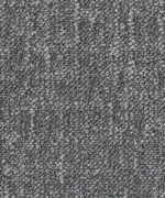 Текстура ковровой плитки Desso Metallic Shades 9950 крупным планом с плотным петлевым ворсом в классических серых стальных оттенках.