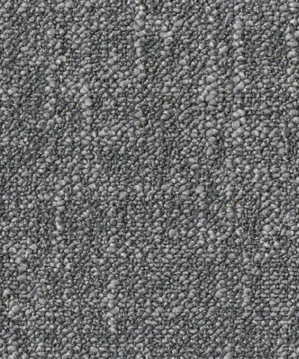 Текстура ковровой плитки Desso Metallic Shades 9950 крупным планом с плотным петлевым ворсом в классических серых стальных оттенках.