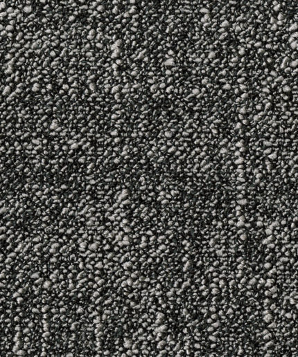 Текстура ковровой плитки Desso Metallic Shades 9975 крупным планом с плотным петлевым ворсом в графитово-черных тонах со светлыми искрами.
