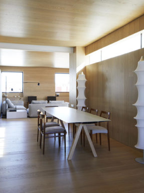 Паркетная доска Tarkett Shade Oak Cream White создает единое гармоничное пространство в обеденной зоне пентхауса с деревянной отделкой.