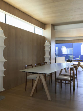 Паркетная доска Tarkett Shade Oak Cream White на полу и потолке гармонично объединяет обеденную зону с выходом на залитую солнцем террасу.