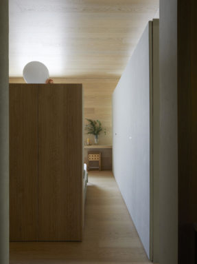 Паркетная доска Tarkett Shade Oak Cream White на полу и потолке задает лаконичный экостиль в приватной зоне пентхауса с реечной отделкой.