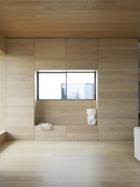 Паркетная доска Tarkett Shade Oak Cream White на полу, стенах и потолке создает монохромный экостиль в просторной гостиной пентхауса.