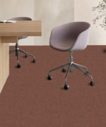 Коричневая ковровая плитка терракотового оттенка Carpet Stratos AB31 2095 в интерьере современного офиса с рабочими столами и креслами