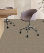 Ковровая плитка Carpet Stratos AB31-2925 бежево-серого цвета в интерьере современного офиса с офисными креслами и столами