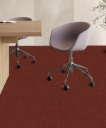 Ковровая плитка Carpet Stratos AB31-4312 бордово-красного цвета в интерьере современного офиса с рабочими столами и креслами