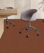 Ковровая плитка Carpet Stratos AB31-5031 медного рыже-коричневого цвета в интерьере современного офиса с рабочими столами и креслами