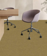 Ковровая плитка Carpet Stratos AB31-6223 горчично-желтого цвета в интерьере современного офиса с рабочими столами и креслами