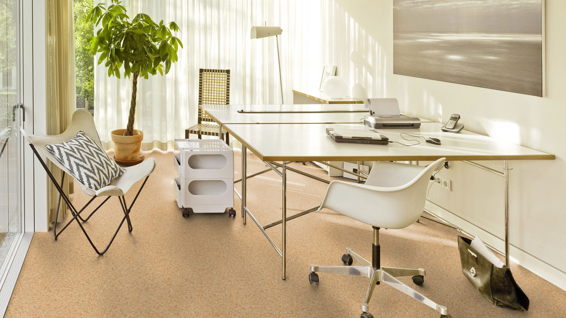 Линолеум Tarkett Heritage Topaz Clic Beige бежевого цвета в интерьере светлого домашнего офиса с рабочими столами и креслом